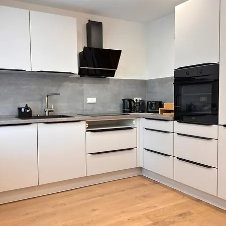 100qm Fuer 6 Mit Privatparkplatz *