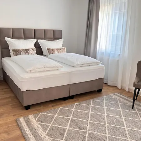 100qm Fuer 6 Mit Privatparkplatz